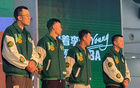 遼寧球迷聚首，楊鳴攜三功臣出席，共議外援，合影留念。
