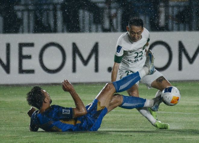 浙江4-3萬隆，連勝仍出局，不利判罰頻現(xiàn)，亞冠小組第三。