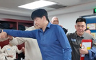 山東更衣室，邱彪贊四將，不滿三分空位，氛圍融洽。
