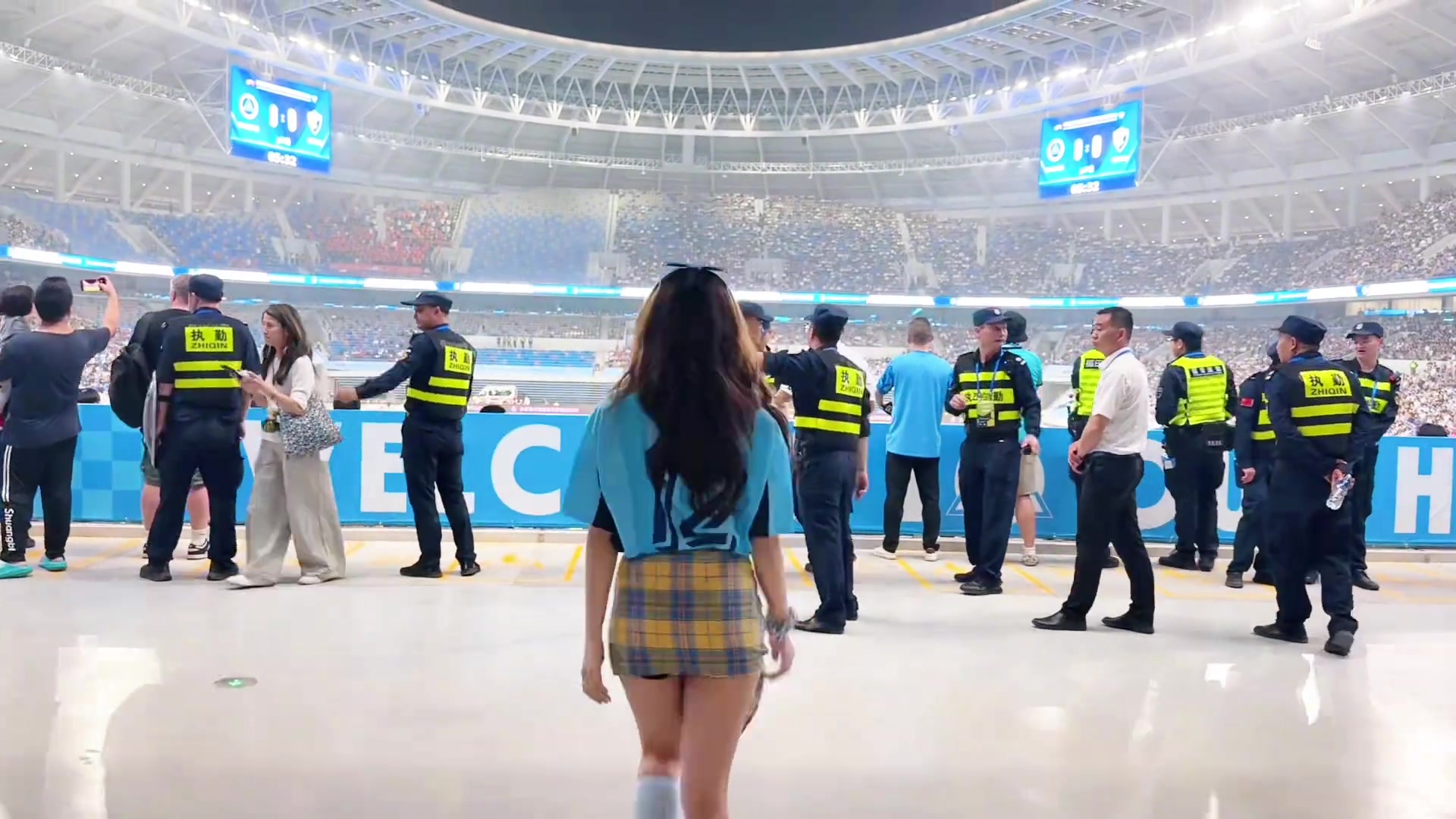 美女球迷帶你看深圳隊新的專業(yè)球場