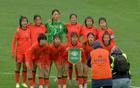 中國U16女足敗北日本，痛失冠軍，球員淚灑賽場。小組賽三連勝未果。