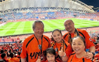 球迷特寫：雙城看球，周五狂歡，五口之家共賞球賽
