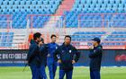 泰山隊合練23人，王、雷缺席，后防調(diào)整，崔康熙指導要求明確。