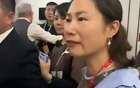 網(wǎng)傳藍(lán)衣女挑釁沖突，非北京女記者劉茹，涉事球迷已拘留。