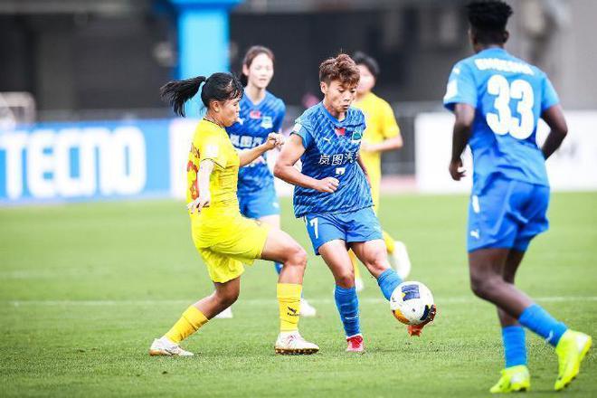 武漢女足進(jìn)亞冠決賽，王霜、宋端領(lǐng)銜奪冠，2-0勝！晚8點決戰(zhàn)。