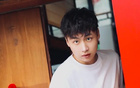 陽光齊麟，胡同大男孩曬照。