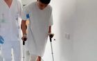 武磊33歲仍想奔跑，術(shù)后拄拐需人扶。
