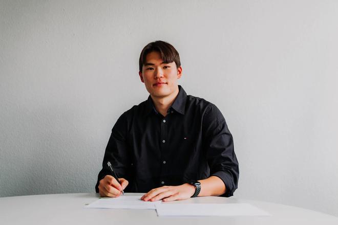 官方：法蘭克福簽金潤(rùn)鍍，22歲韓中衛(wèi)先入U(xiǎn)21。